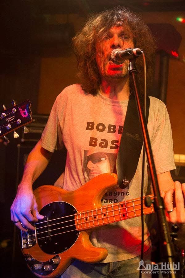 Bassist spielt bei einem Konzert