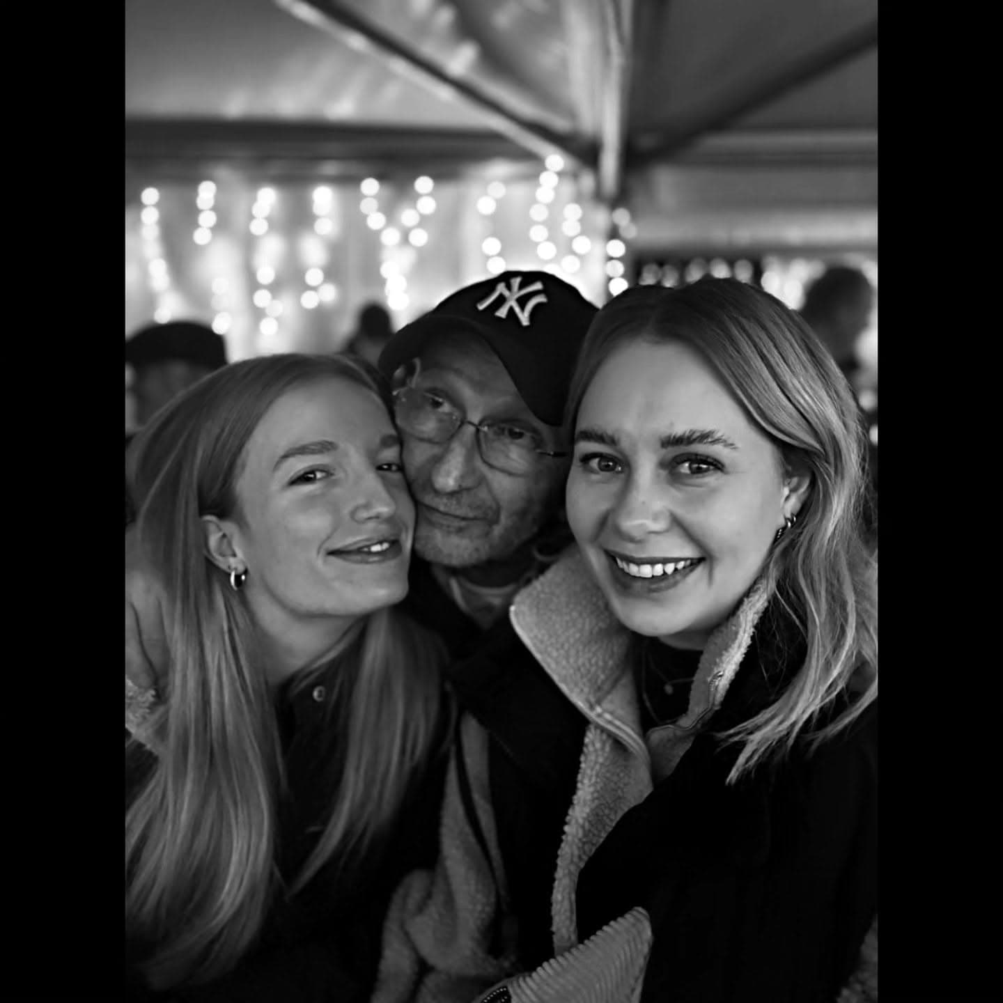 Schwarz-Weiß-Selfie von Gästen unter Lichterketten