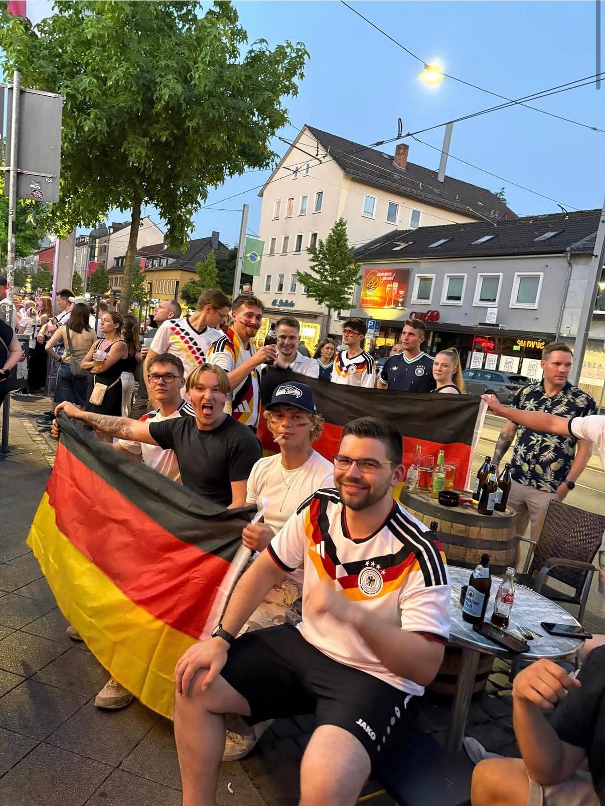 Public Viewing WM 2026 in Joe's Garage Kassel – Fans vor dem Bar-Eingang