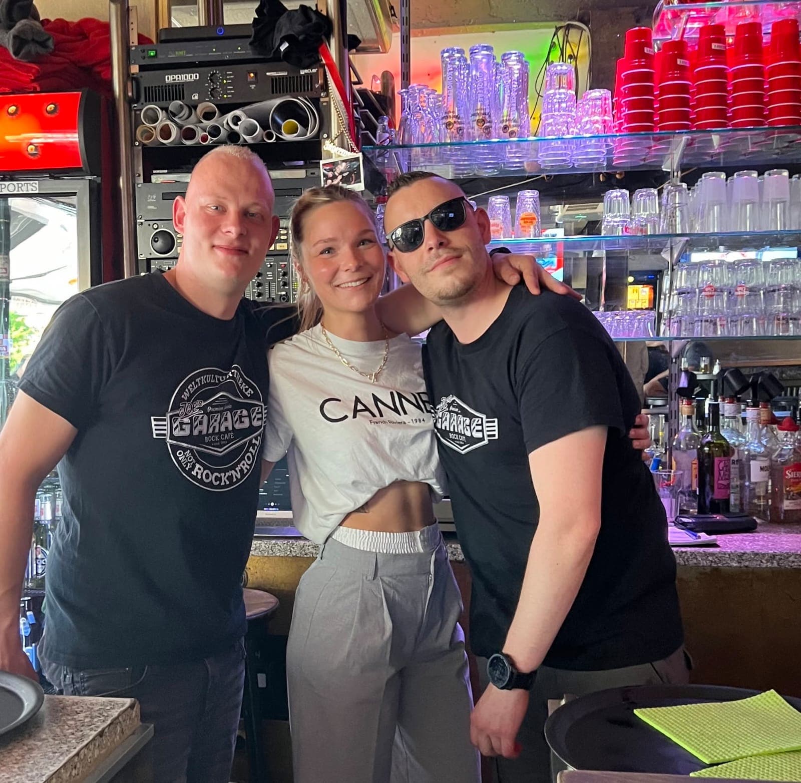 Drei Mitglieder des Joe's Garage Teams gemeinsam hinter der Bar