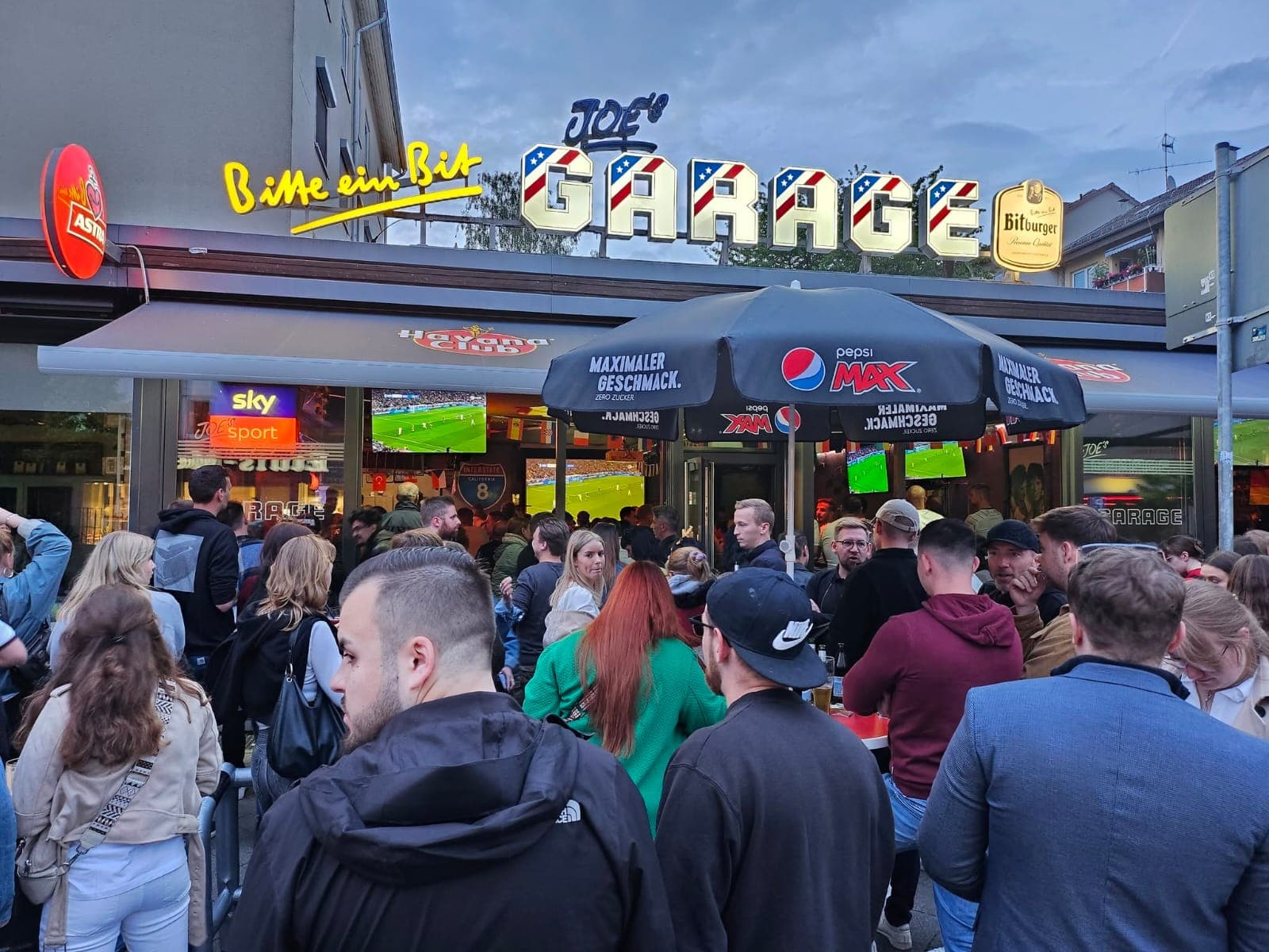 Viele Gäste vor Joe’s Garage während einer Sportübertragung