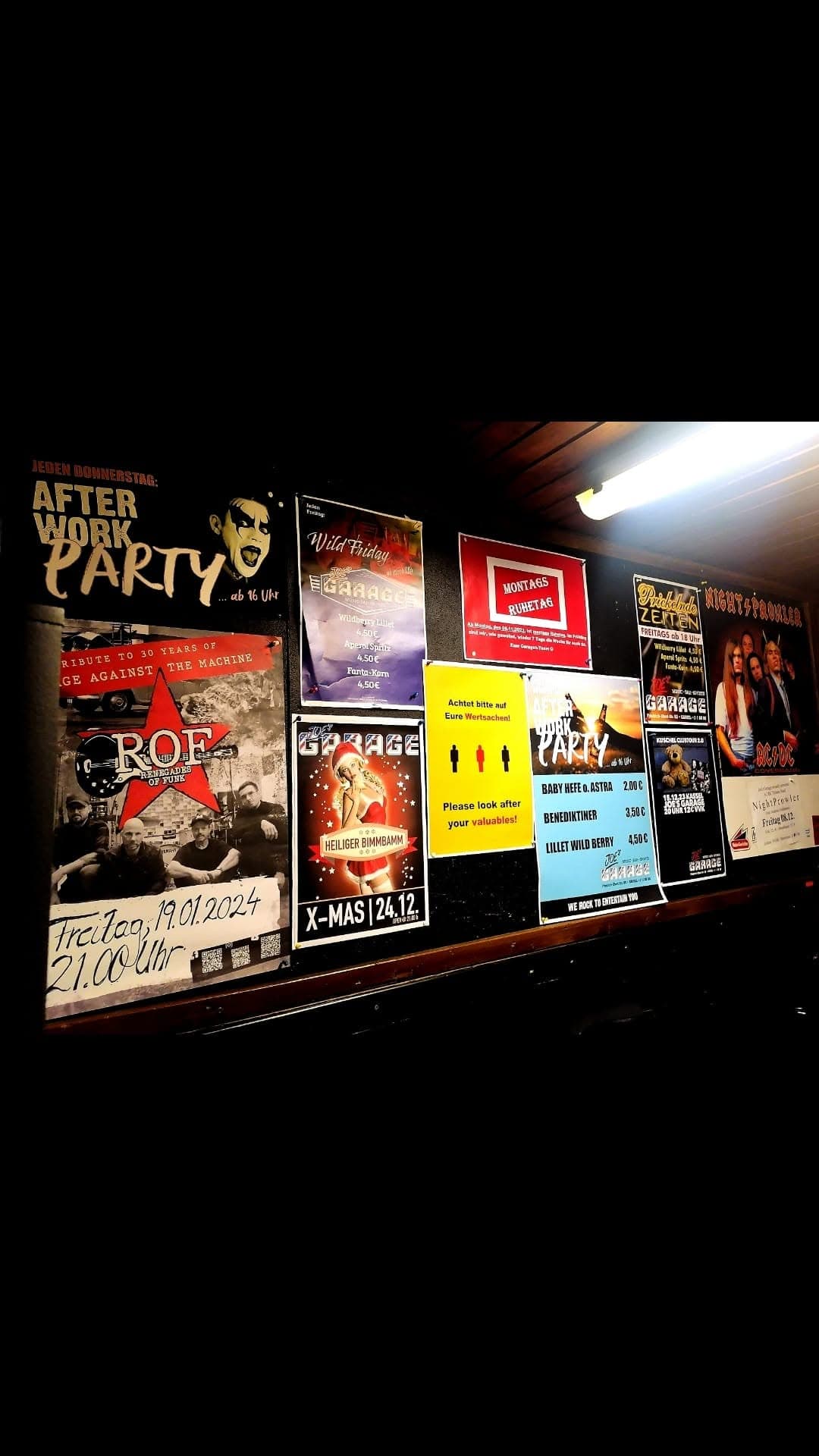 Wand mit Veranstaltungsplakaten von Joe’s Garage
