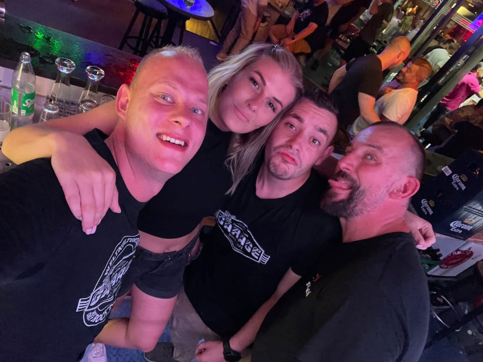 Vier Teammitglieder machen ein Selfie in der Bar