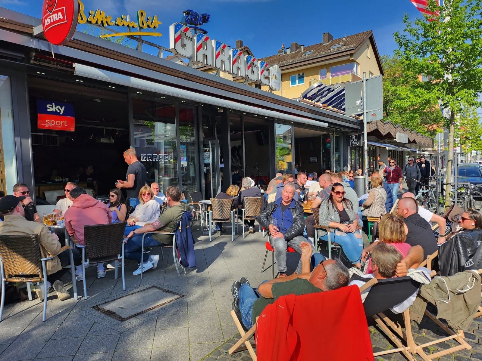 Gut besuchte Terrasse von Joe’s Garage bei Sonnenschein