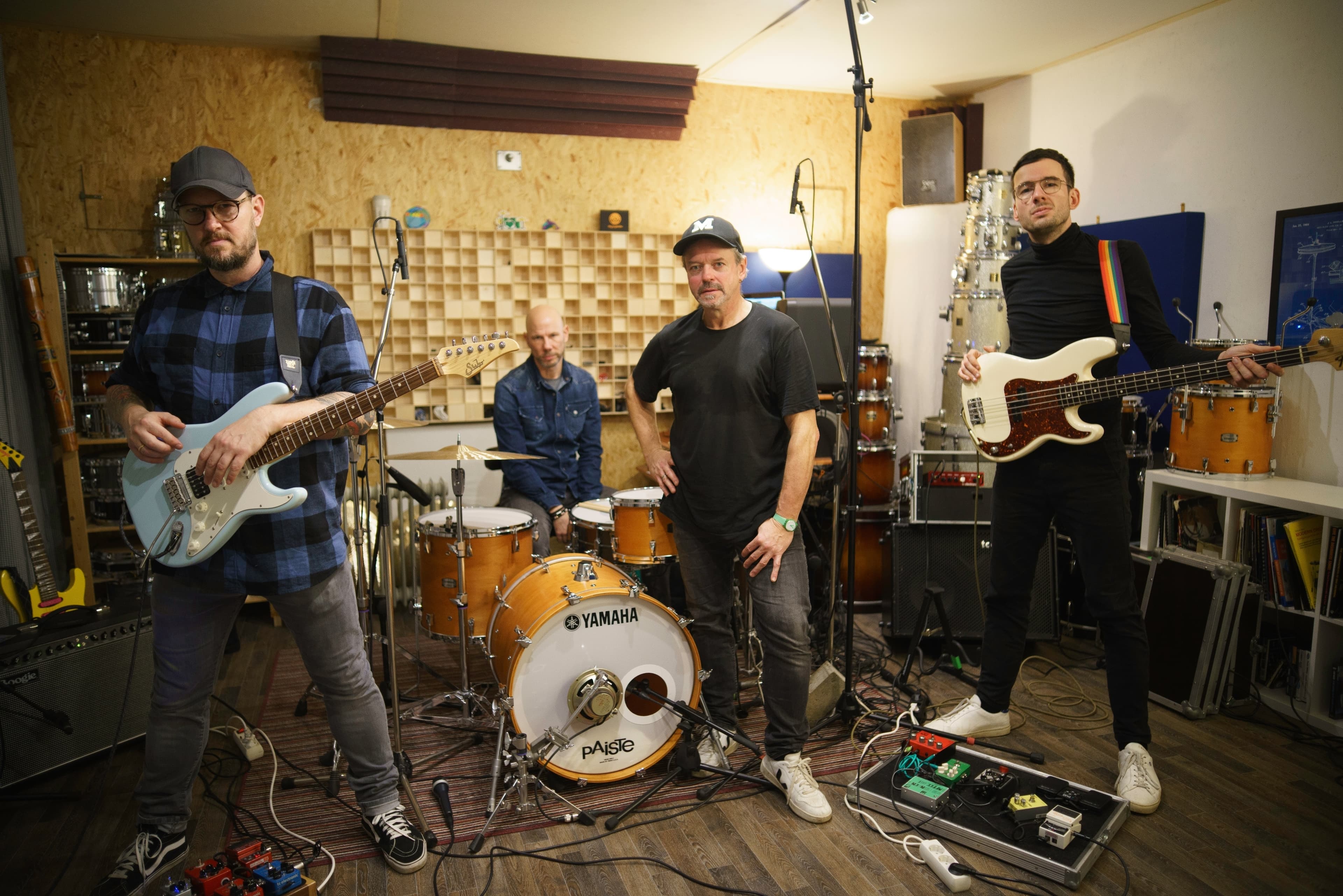 ROF im Proberaum mit Gitarre, Bass und Schlagzeug